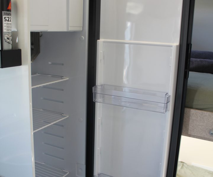 Nevera abierta de autocaravana